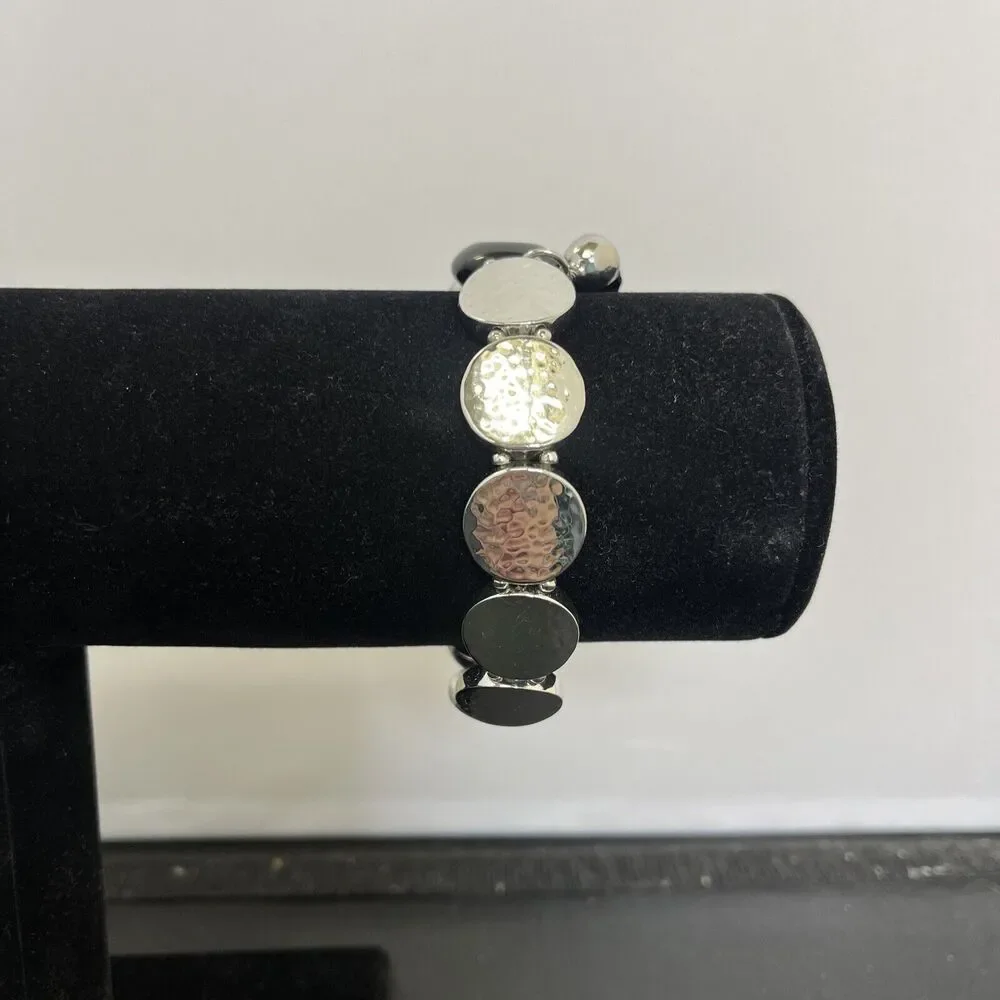 CHICO'S - Silver Hammered Metal Round & Black Cade Stretch Bracelet NWT) Charity - Picture 4 of 7